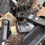 Lixo eletrônico: o Brasil é o quinto maior produtor de lixo eletrônico do mundo, gerando cerca de 2,4 milhões de toneladas de resíduos eletroeletrônicos por ano. O país fica atrás apenas de China (10 milhões de toneladas), Estados Unidos (7,2 milhões), Índia (3,2 milhões) e Japão (2,5 milhões). Nas Américas, somos o segundo colocado, à frente de México e Canadá. O dado assusta. Mas o que vem depois é ainda mais preocupante: apenas 3% desse volume é reciclado corretamente no Brasil.