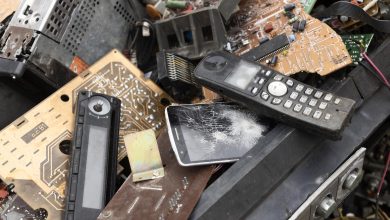 Lixo eletrônico: o Brasil é o quinto maior produtor de lixo eletrônico do mundo, gerando cerca de 2,4 milhões de toneladas de resíduos eletroeletrônicos por ano. O país fica atrás apenas de China (10 milhões de toneladas), Estados Unidos (7,2 milhões), Índia (3,2 milhões) e Japão (2,5 milhões). Nas Américas, somos o segundo colocado, à frente de México e Canadá. O dado assusta. Mas o que vem depois é ainda mais preocupante: apenas 3% desse volume é reciclado corretamente no Brasil.