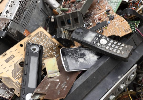 Lixo eletrônico: o Brasil é o quinto maior produtor de lixo eletrônico do mundo, gerando cerca de 2,4 milhões de toneladas de resíduos eletroeletrônicos por ano. O país fica atrás apenas de China (10 milhões de toneladas), Estados Unidos (7,2 milhões), Índia (3,2 milhões) e Japão (2,5 milhões). Nas Américas, somos o segundo colocado, à frente de México e Canadá. O dado assusta. Mas o que vem depois é ainda mais preocupante: apenas 3% desse volume é reciclado corretamente no Brasil.