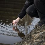O estudo de autodepuração de rios é a ferramenta que traduz esse fenômeno natural em números e parâmetros técnicos utilizáveis pelo órgão ambiental.