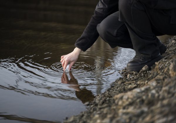 O estudo de autodepuração de rios é a ferramenta que traduz esse fenômeno natural em números e parâmetros técnicos utilizáveis pelo órgão ambiental.