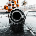 Obra de saneamento básico com instalação de rede coletora de esgoto em área urbana