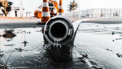 Obra de saneamento básico com instalação de rede coletora de esgoto em área urbana